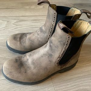 Girlfriend Blundstones